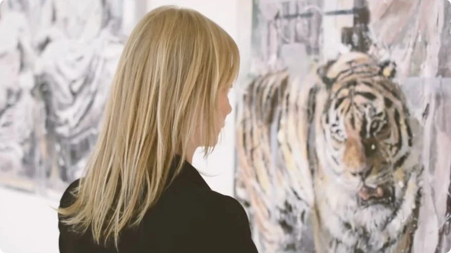 Air Daryal osserva una delle sue opere dedicate alla tigre